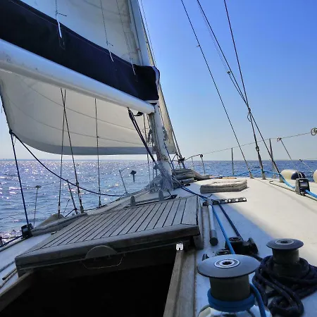 Boat, Sleep & Tour Ehoa Botel Bari