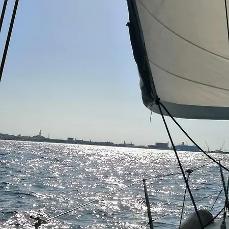 Botel Boat, Sleep & Tour Ehoa *