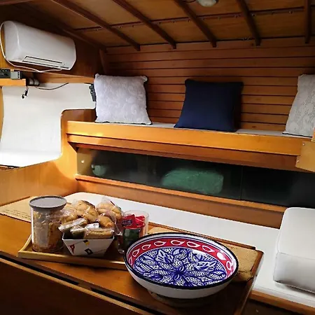 Boat, Sleep & Tour Ehoa * Bari