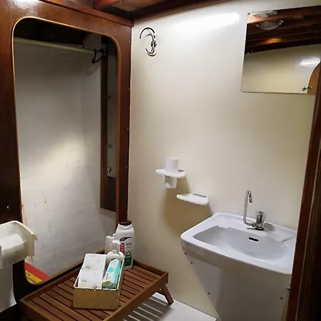 Botel Boat, Sleep & Tour Ehoa Bari