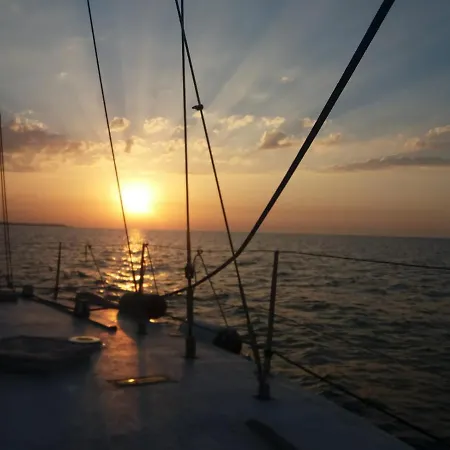 Botel Boat, Sleep & Tour Ehoa
