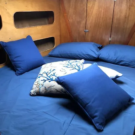 Botel Boat, Sleep & Tour Ehoa *