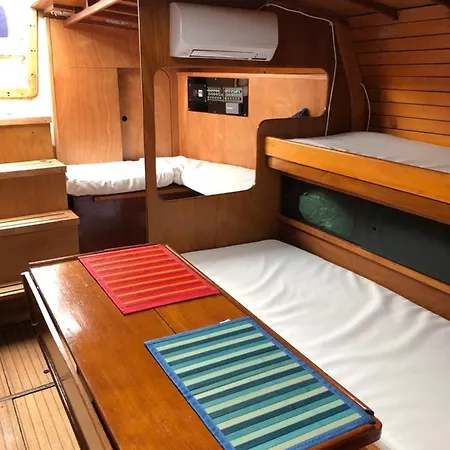 Boat, Sleep & Tour Ehoa Botel