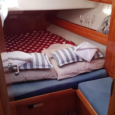 Boat, Sleep & Tour Ehoa *