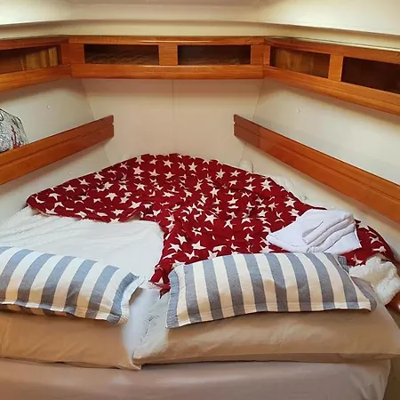 Botel Boat, Sleep & Tour Ehoa *