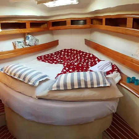 Boat, Sleep & Tour Ehoa *