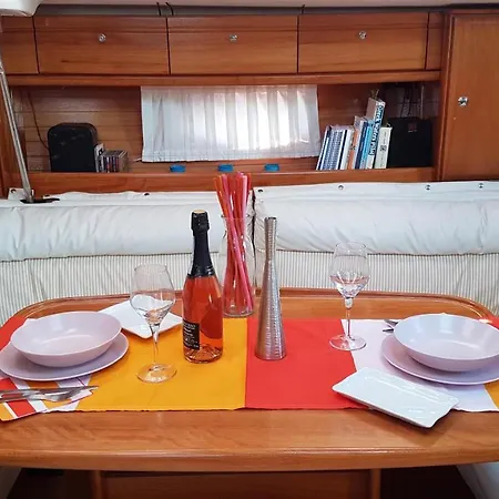 Boat, Sleep & Tour Ehoa Botel *