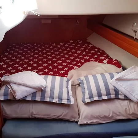 Boat, Sleep & Tour Ehoa *