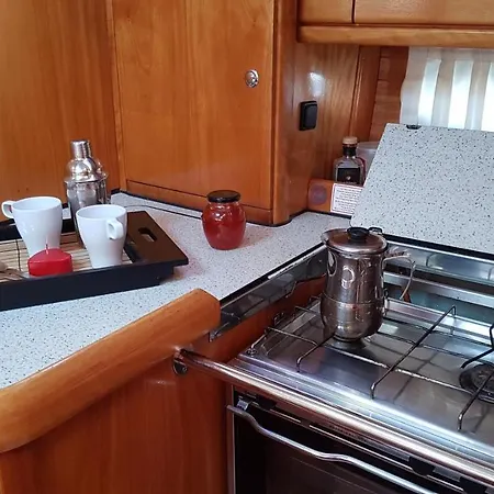 Botel Boat, Sleep & Tour Ehoa