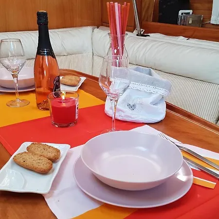 Boat, Sleep & Tour Ehoa Botel *