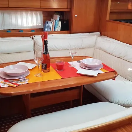 Botel Boat, Sleep & Tour Ehoa Bari